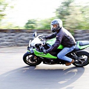 Kawasaki Ninja ZX R cornering side