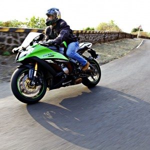 Kawasaki Ninja ZX R cornering side