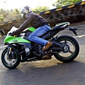 Kawasaki Ninja ZX R cornering side