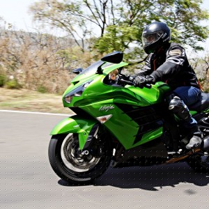 Kawasaki Ninja ZX r action shot