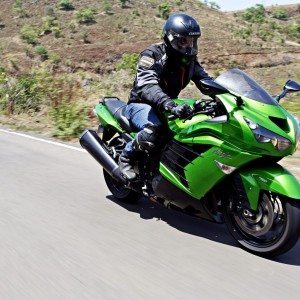 Kawasaki Ninja ZX r action shots