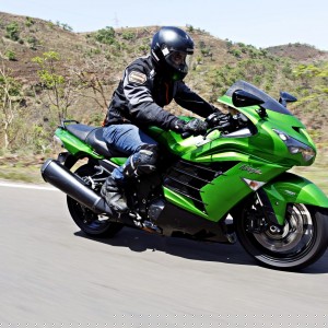 Kawasaki Ninja ZX r action shots