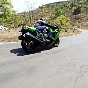 Kawasaki Ninja ZX r action shots