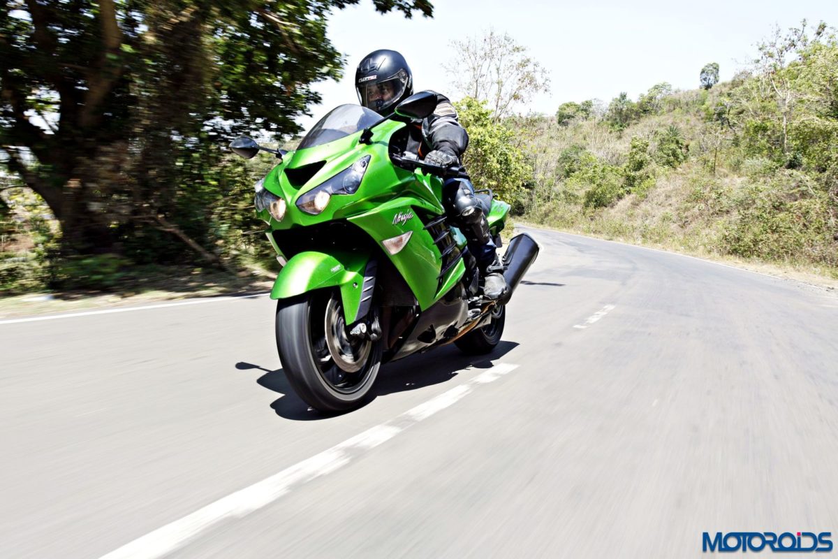 Kawasaki Ninja ZX r action shots