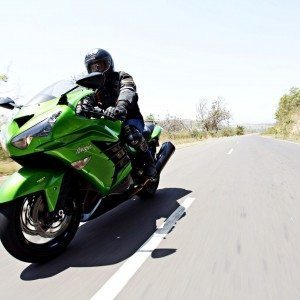 Kawasaki Ninja ZX r action shots