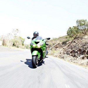 Kawasaki Ninja ZX r action shots