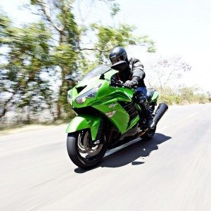 Kawasaki Ninja ZX r action shots