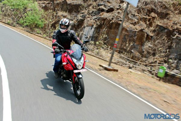 New Bajaj Pulsar AS150-AS200 Review - Action Shots (25)