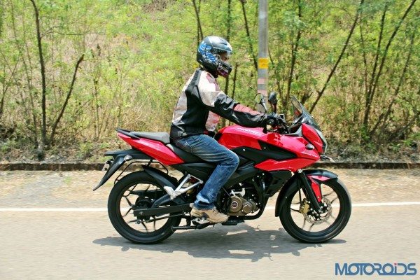 New Bajaj Pulsar AS150-AS200 Review - Action Shots (48)