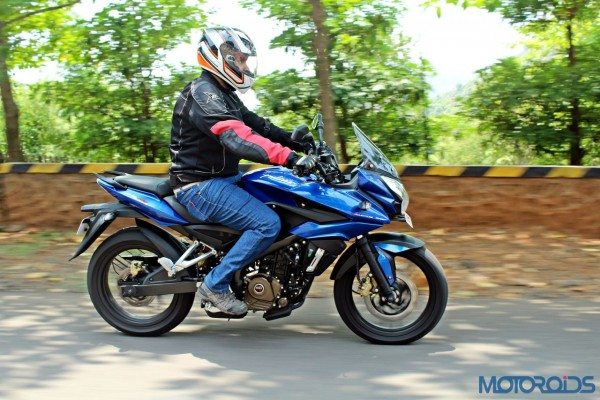 New Bajaj Pulsar AS150-AS200 Review - Action Shots (54)