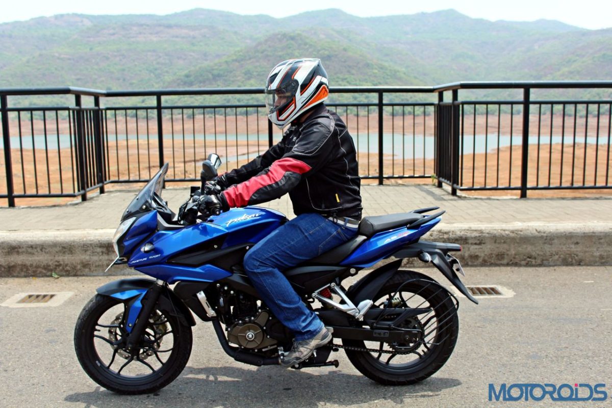 New Bajaj Pulsar AS150 AS200 Review – Action Shots New (1)