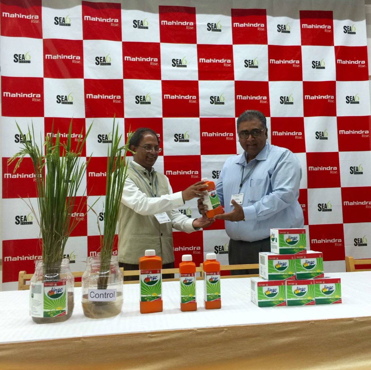 R L Vikram Puri Vice President Mahindra Agri Business and Shrikumar Suryanarayan Chairman Sea Energy with the Crop Nutrition product Jingo