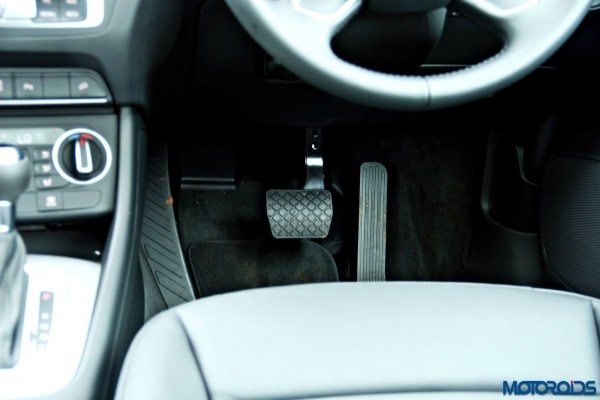 2015 Audi Q3 footwell and pedals(104)