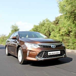 Toyota Camry Hybrid action front