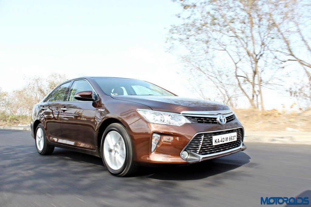 2015 Toyota Camry Hybrid action front (2)