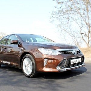 Toyota Camry Hybrid action front