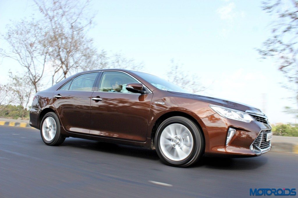 2015 Toyota Camry Hybrid action side (1)