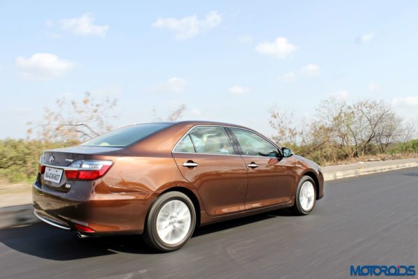 2015 Toyota Camry Hybrid action side (3)