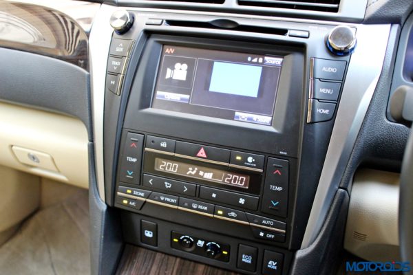 2015 Toyota Camry Hybrid center console 2