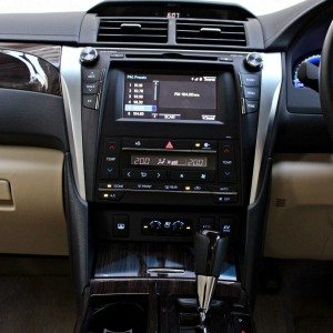 Toyota Camry Hybrid centre console