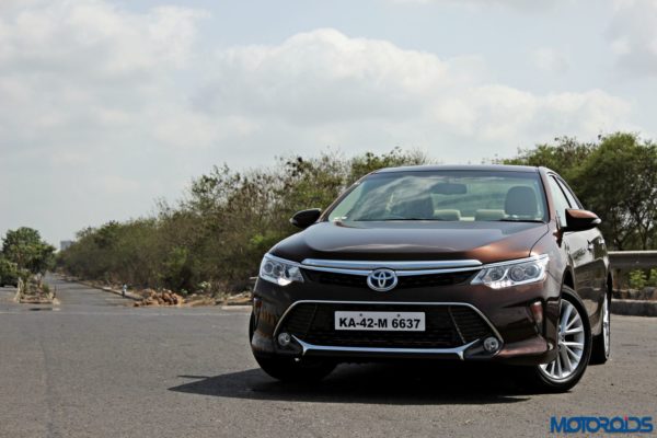 2015 Toyota Camry Hybrid front (2)