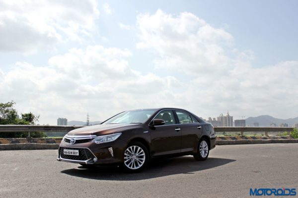 2015 Toyota Camry Hybrid front (3)