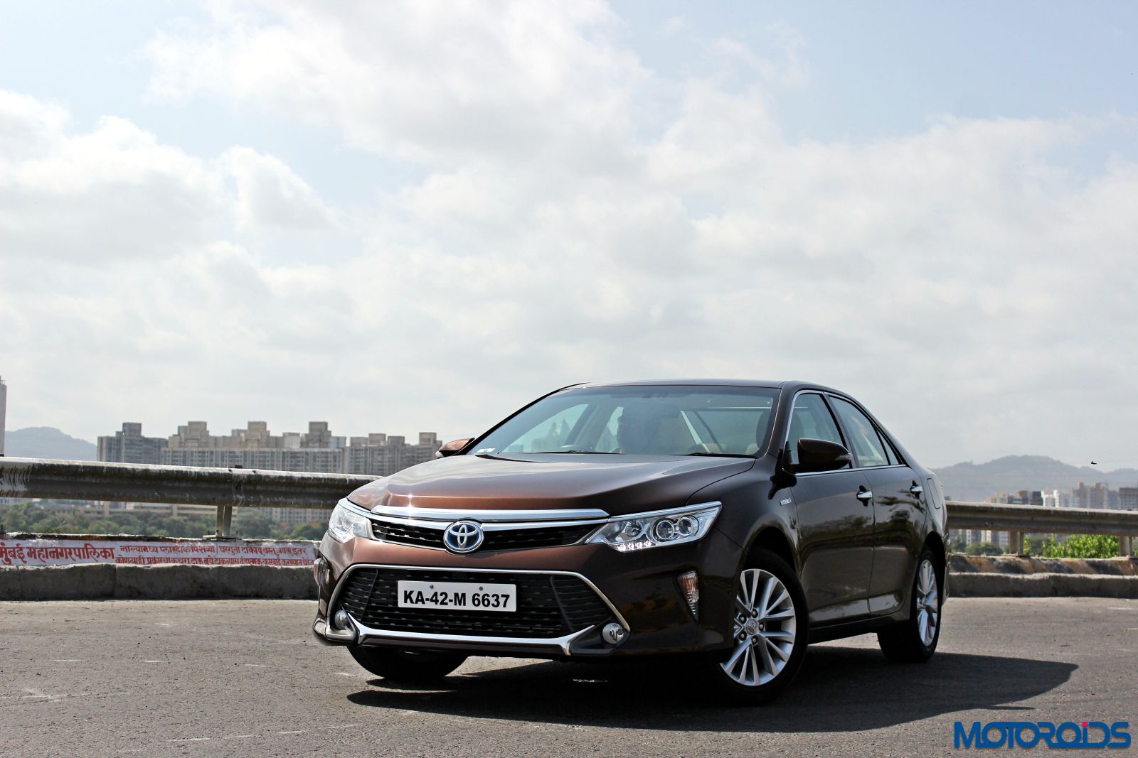 2015 Toyota Camry Hybrid front 4