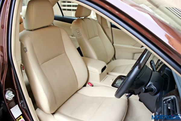 2015 Toyota Camry Hybrid front seats