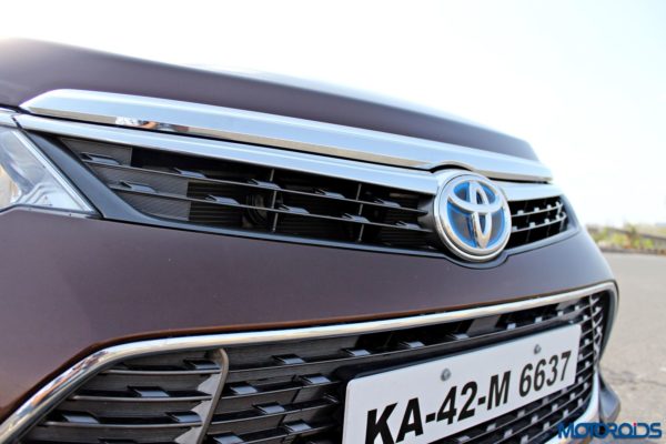 2015 Toyota Camry Hybrid grille (3)