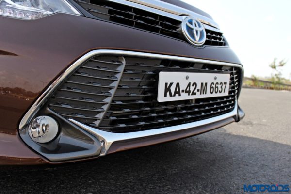 2015 Toyota Camry Hybrid grille (4)