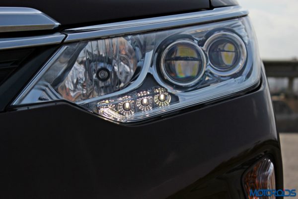 2015 Toyota Camry Hybrid headlamp