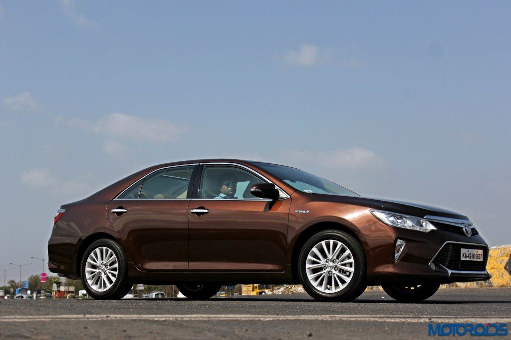 2015 Toyota Camry Hybrid side  (2)