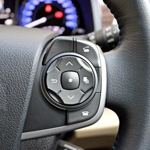 Toyota Camry Hybrid steering controls