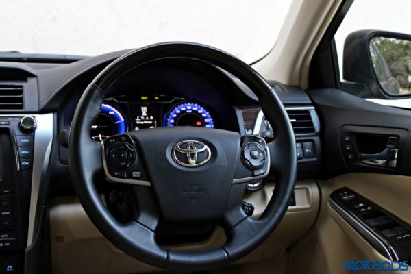 2015 Toyota Camry Hybrid steering wheel (2)