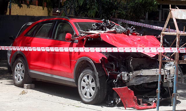 Drunk woman in Audi hits taxi Mumbai (1)