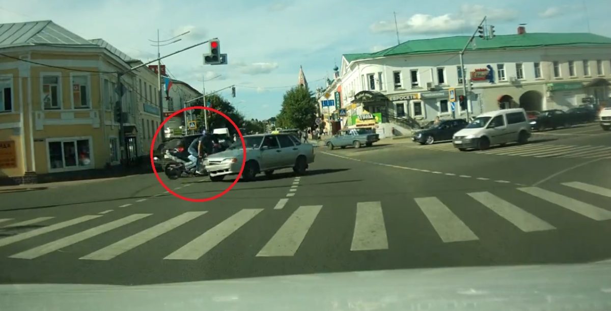 Motorcyclist runs into taxi in Russia
