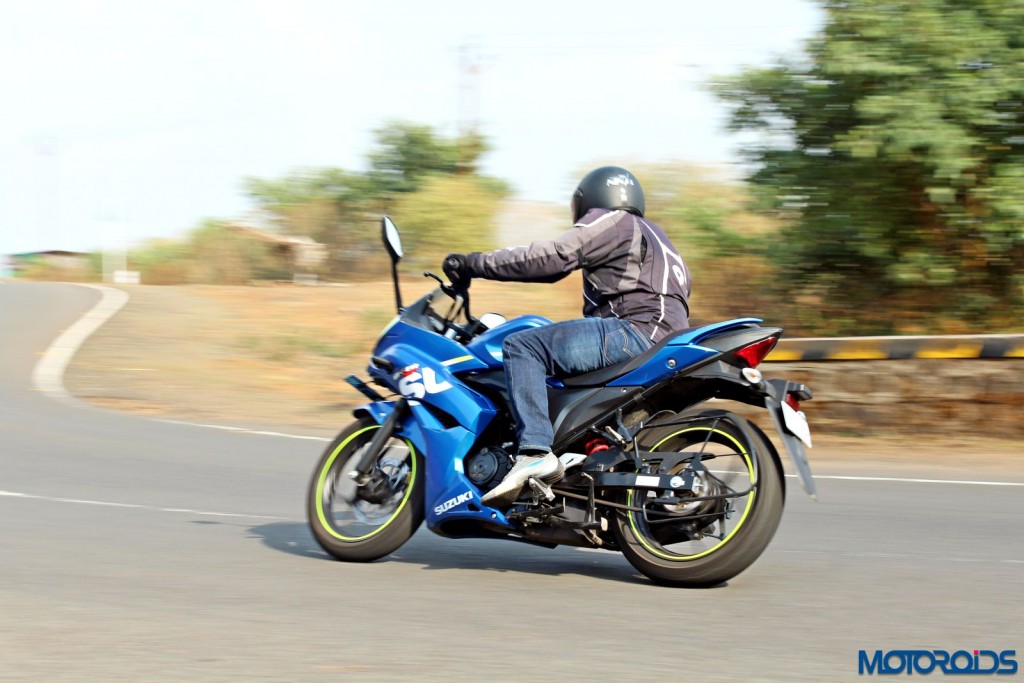 Suzuki Gixxer SF action rear (3)