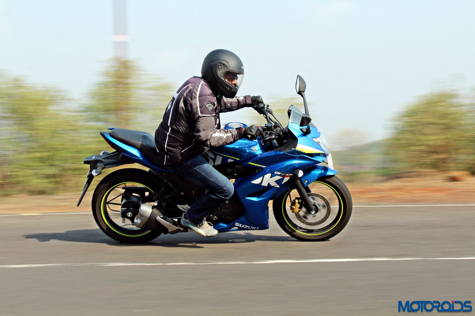 Suzuki Gixxer SF action side (2)