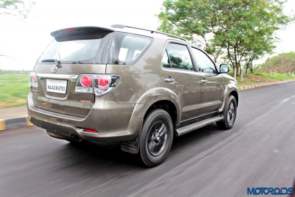 2015 Toyota Fortuner 3.0 4x4 AT action rear (1)