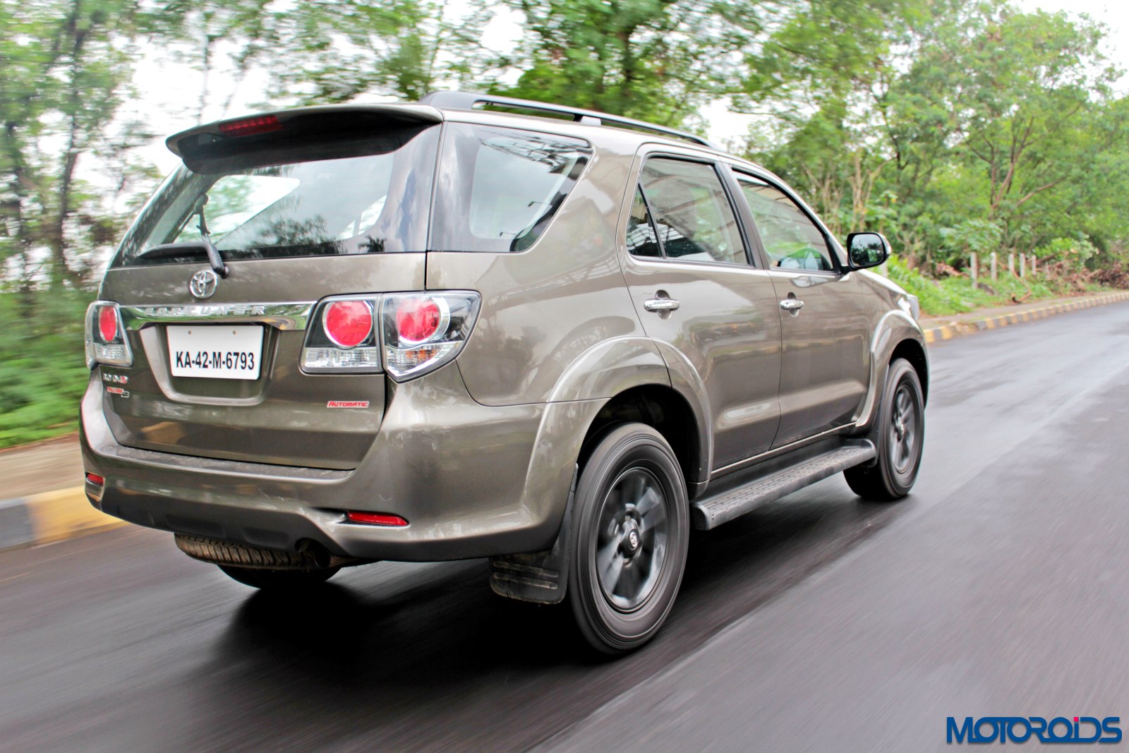 2015 Toyota Fortuner 3.0 4x4 AT action rear (2)