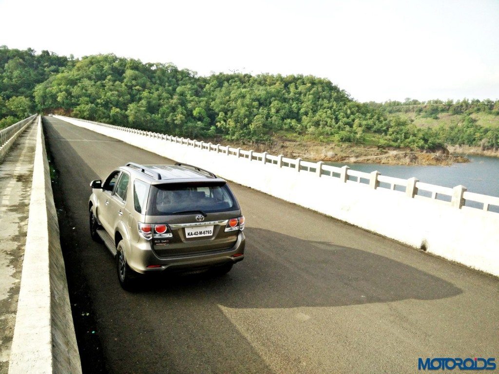 2015 Toyota Fortuner 3.0 4x4 AT outdoor (2)