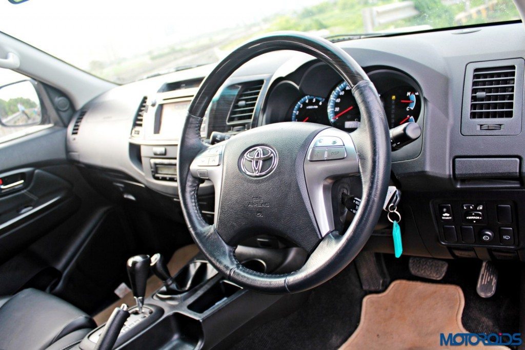 2015 Toyota Fortuner 3.0 4x4 AT steering (2)