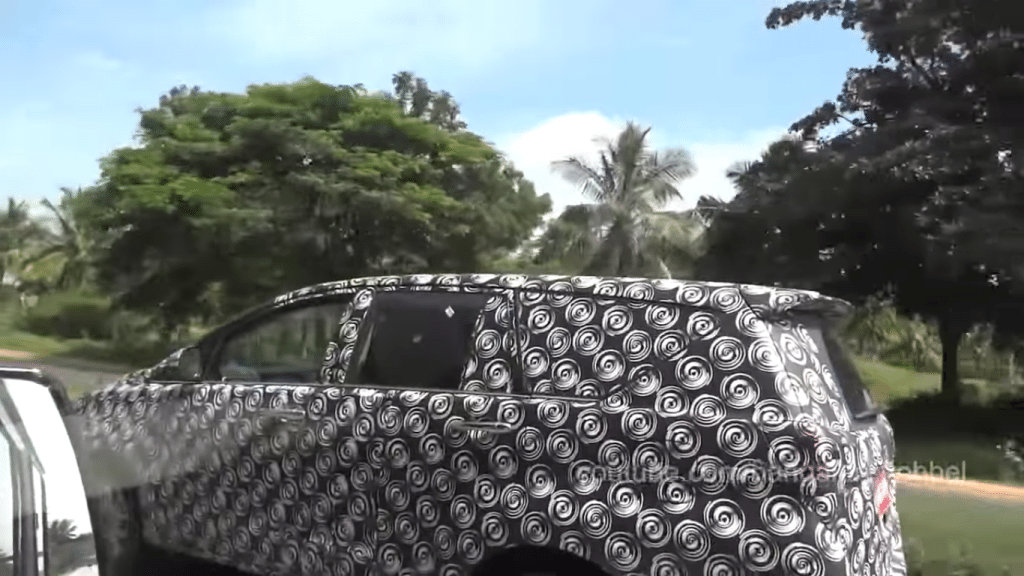 2016 Toyota Innova caught on video in Mysore (2)
