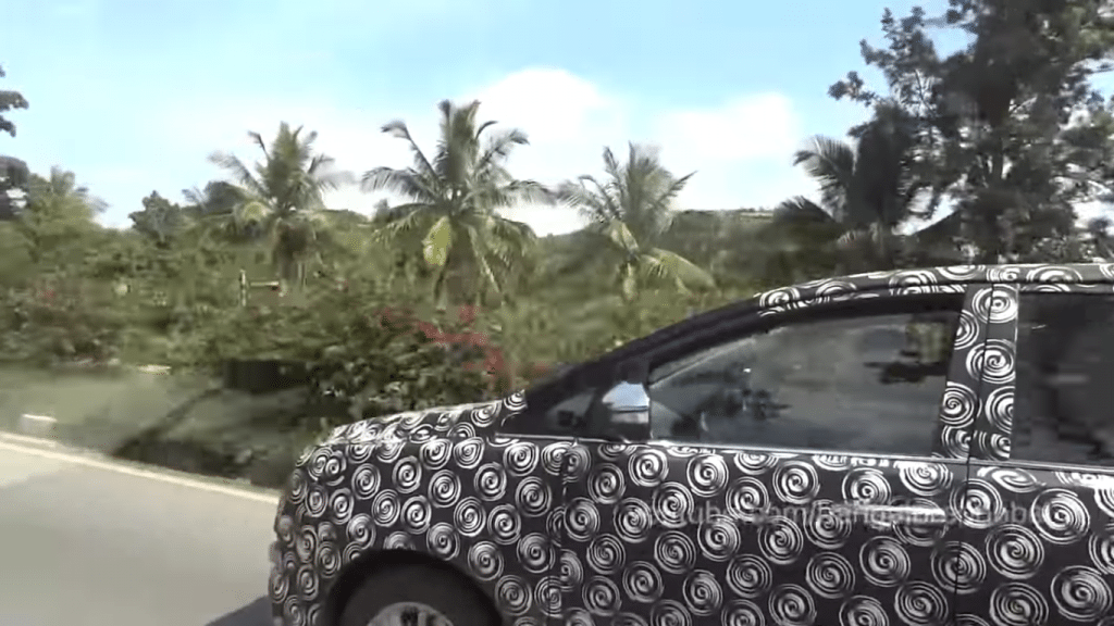 2016 Toyota Innova caught on video in Mysore (3)