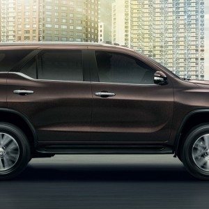 toyota fortuner side