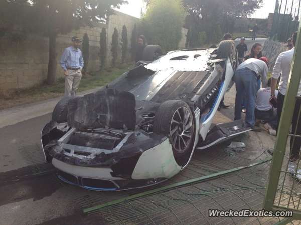 BMW-i8-Crash-1