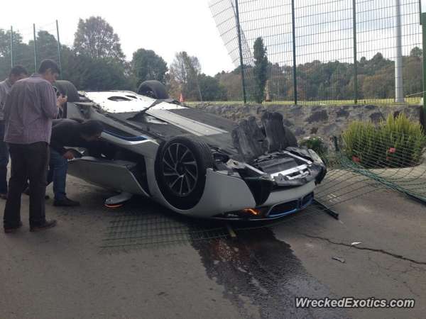 BMW-i8-Crash-2