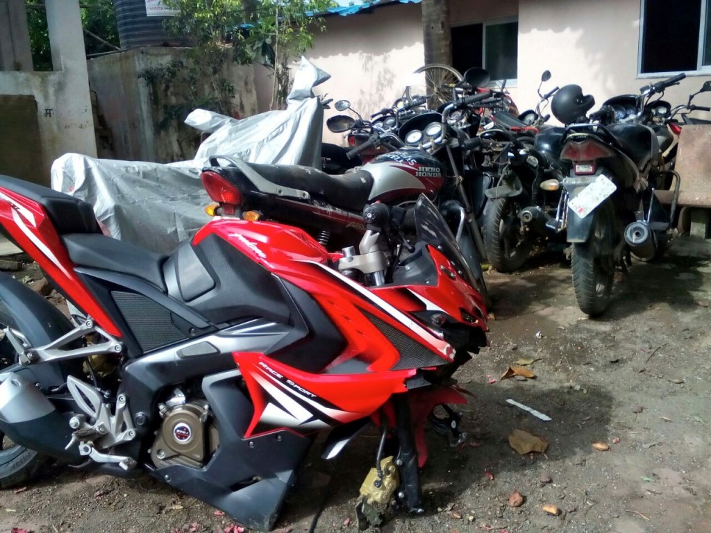 Bajaj Pulsar RS200 Accident - 1