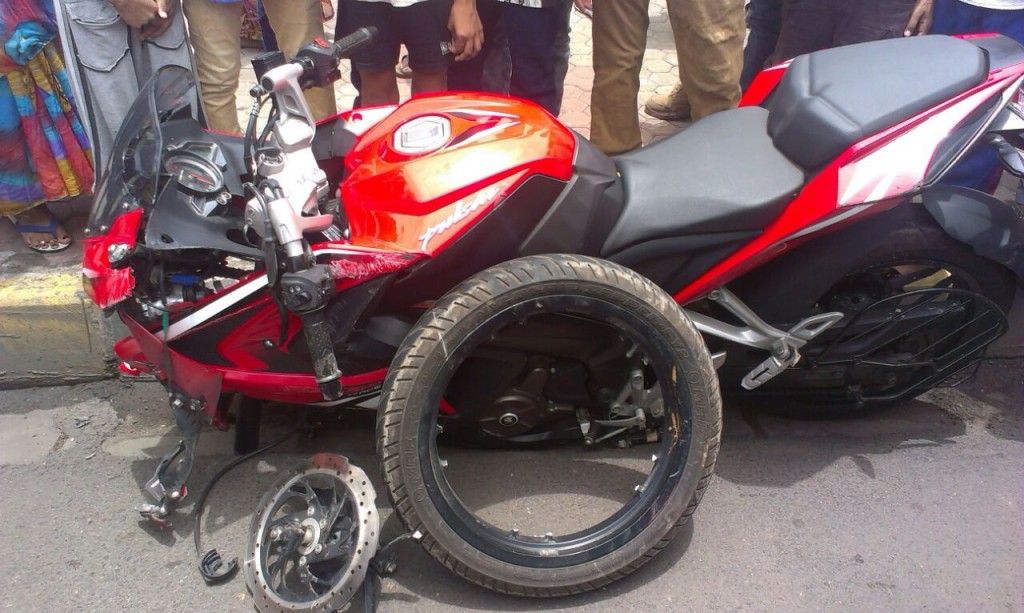 Bajaj Pulsar RS200 Accident - 7