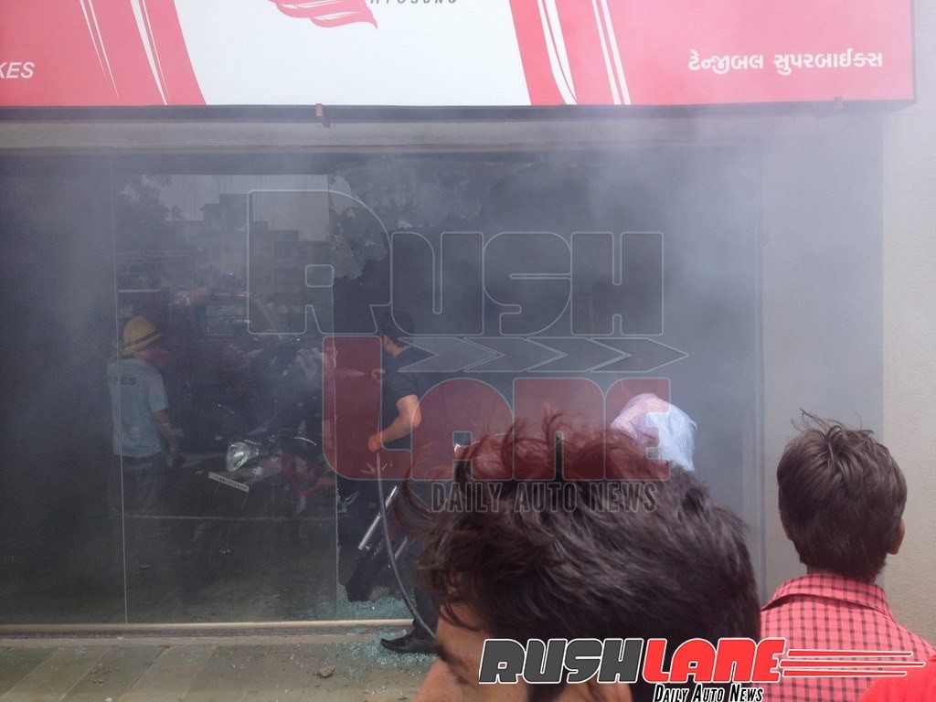 DSK-Hyosung-Benelli-showroom-fire-Ahmadabad-5